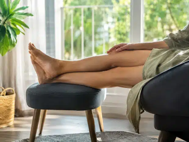 Piernas elevadas en reposo como medida de alivio de síntomas venosos
