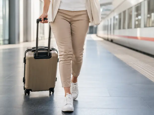 Persona caminando con maleta durante un viaje para activar la circulación de las piernas